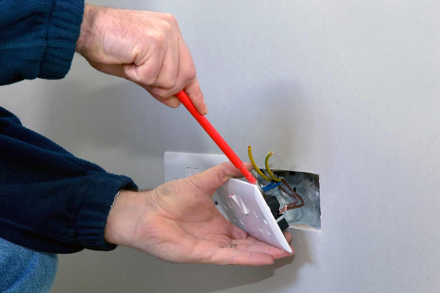 Our electricians can install plug sockets for domestic and commercial proeprties in Warwick and the local area. 
